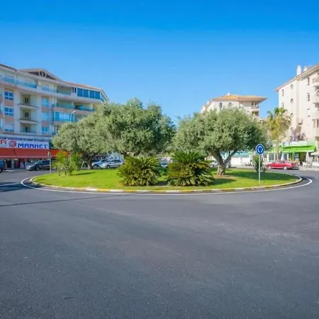 Bright Sunny Albir アパート